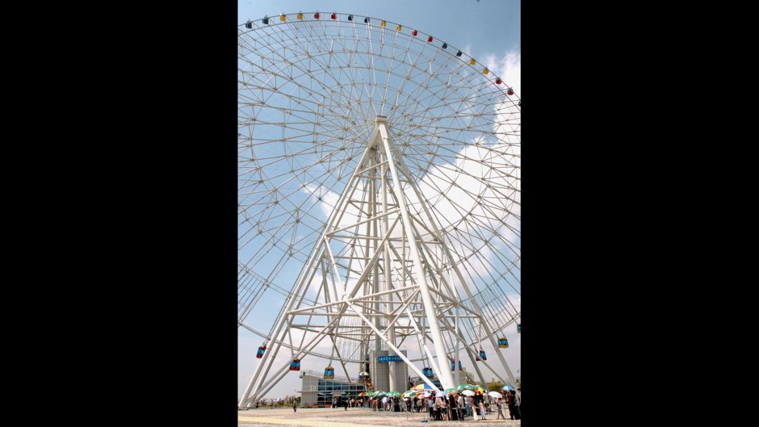 The Star of Nanchang is an eyeful to visitors. The massive Ferris wheel has 60 capsules that fit six passengers each, and it offers incomparable views of the inland city that is set between Hong Kong to the south and Beijing to the north.<br />
