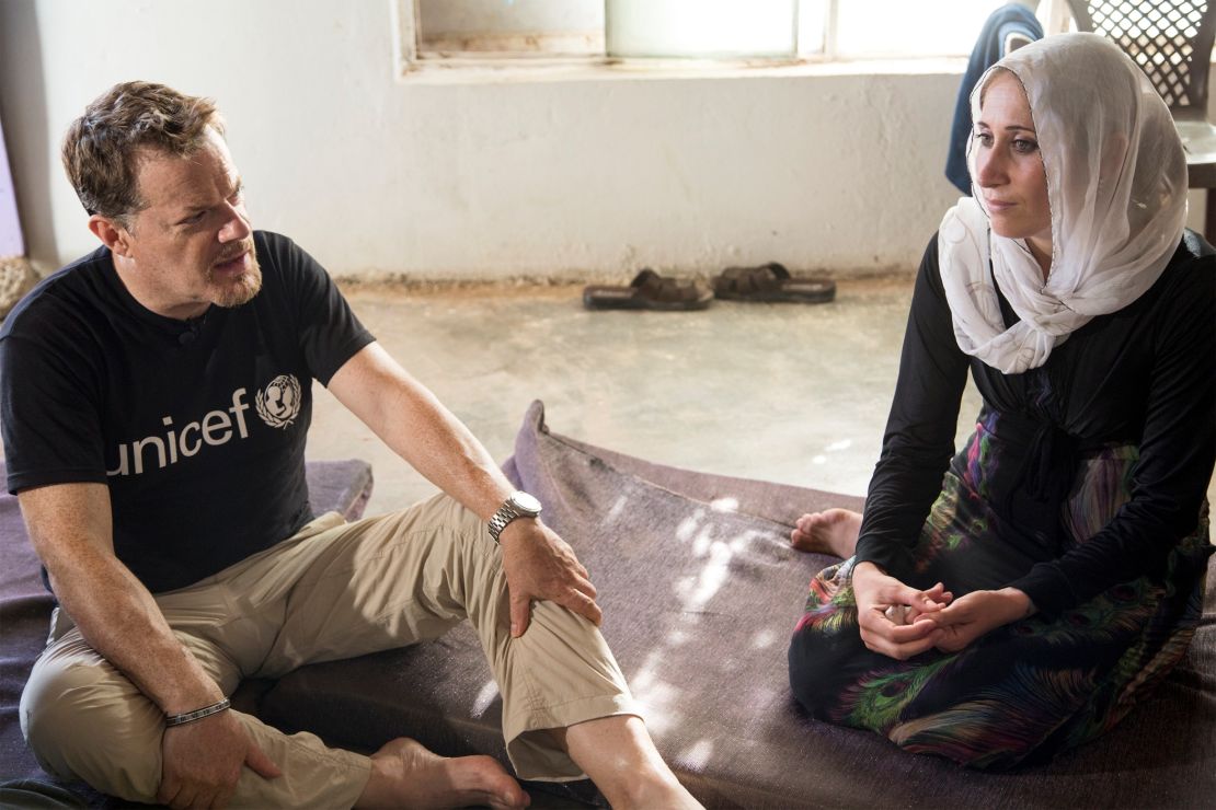 UNICEF UK Ambassador Eddie Izzard meets Yousef's mum.