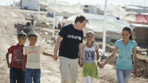 UNICEF UK Ambassador Eddie Izzard with 10-year-old Muhammed and his family in Domiz Syrian refugee camp, northern Iraq. 