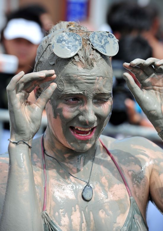 The festival was originally launched to promote the cosmetic benefits of Boryeong's local mud. Mud packs and other cosmetic items are for sale at pop-up gift booths at the festival. 