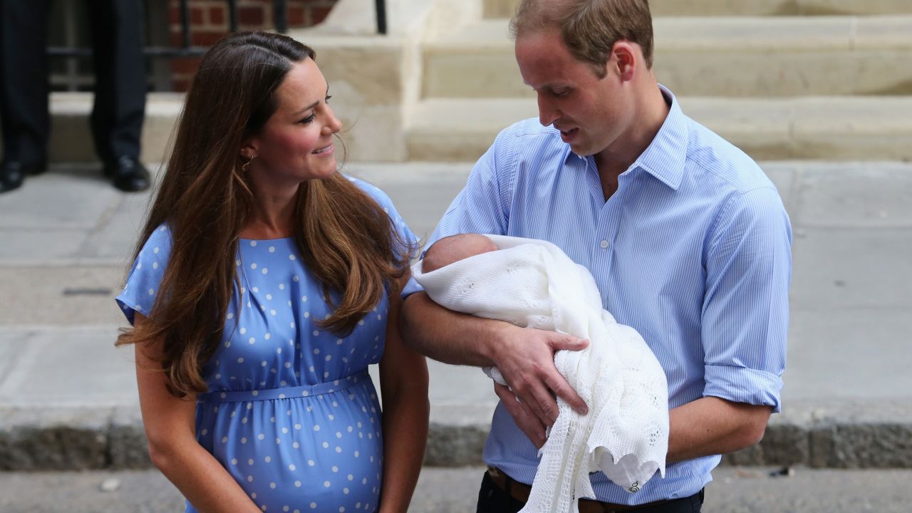 LONDON, ENGLAND - JULY 23: Prince William, Duke of Cambridge and Catherine, Duchess of Cambridge, depart The Lindo Wing with their newborn son at St Mary's Hospital on July 23, 2013 in London, England. The Duchess of Cambridge yesterday gave birth to a boy at 16.24 BST and weighing 8lb 6oz, with Prince William at her side. The baby, as yet unnamed, is third in line to the throne and becomes the Prince of Cambridge. (Photo by Chris Jackson/Getty Images)