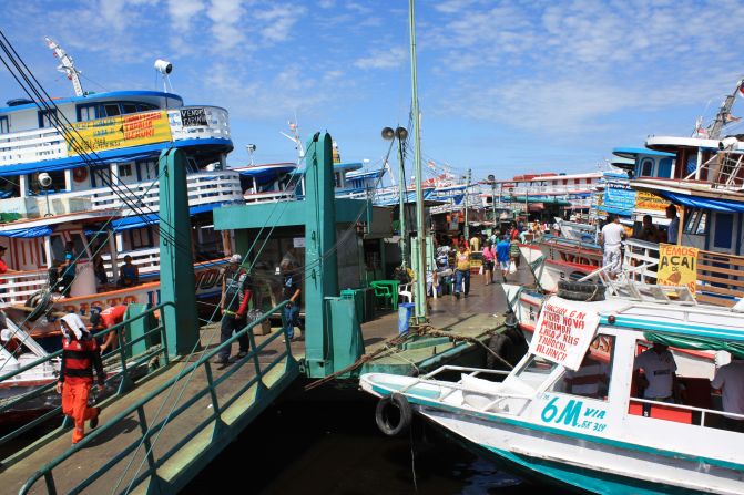 El puerto situado fuera del mercado. Los buques llegan de las regiones circundantes al río a todas horas del día y de la noche, descargando toneladas de pescado para la venta.