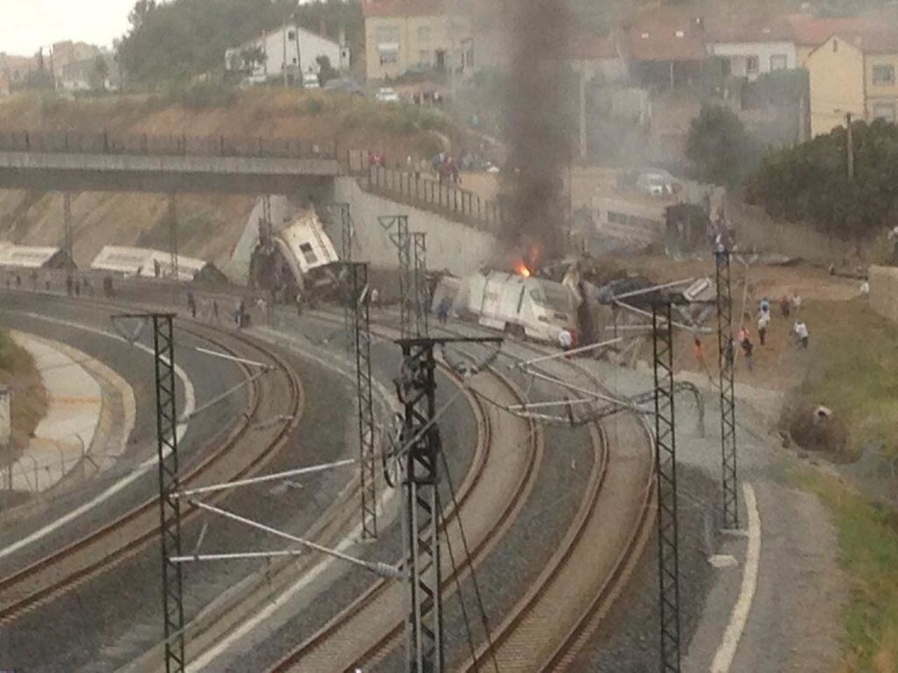 El descarrilamiento de un tren en España deja varios muertos y decenas de heridos