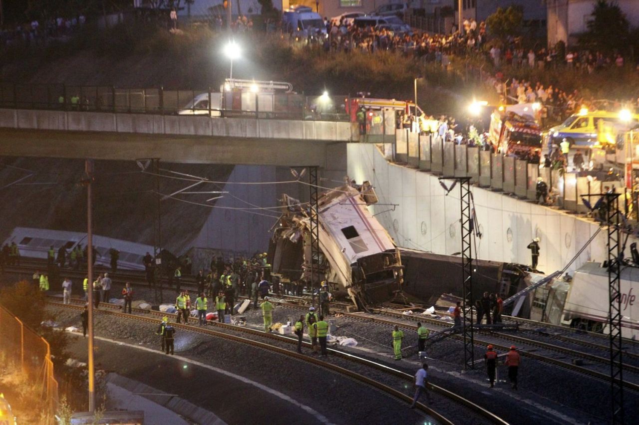 "The efforts now center on searching for bodies and victims that could still be alive in the wreckage of the cars," journalist Ignacio Carballo from the Voz de Galicia newspaper told CNN en Español.