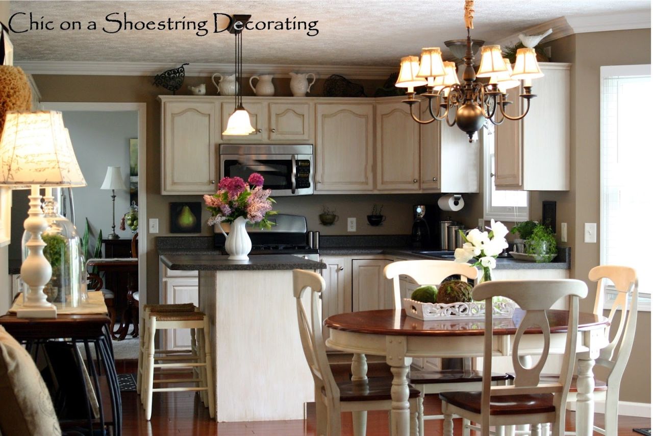 <a href="http://ireport.cnn.com/docs/DOC-1007924">Kate Connor's</a> Illinois kitchen uses <a href="http://chiconashoestringdecorating.blogspot.com/2012/05/my-spring-kitchen.html" target="_blank" target="_blank">lighting</a> to lend an air of coziness and comfort, which she also strives for by adding extra seating for family and guests.