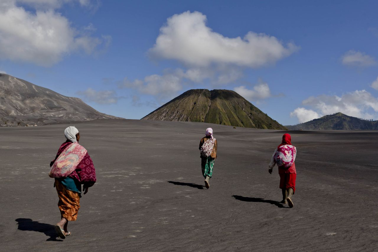 On the fourteenth day of the festival, Tenggerese Hindus journey to Mount Bromo to make offerings of rice, fruits, vegetables, flowers and livestock to the mountain gods by throwing them into the volcano's caldera.