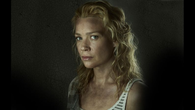 Andrea (Laurie Holden) fue mordida por Milton, quien se convirtió en un zombi tras ser apuñalado por el Gobernador. Se pegó un tiro para no convertirse en zombi.  
