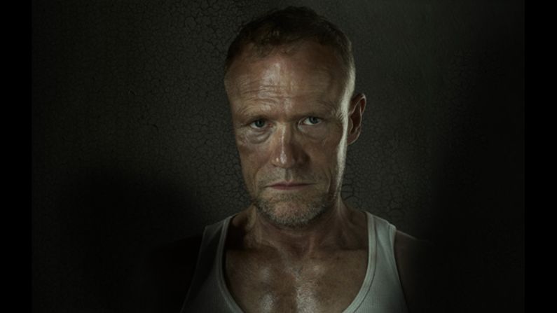 Merle Dixon (Michael Rooker) es asesinado por el gobernador, reanimado como un zombie y abatido por su hermano Daryl, quien lo apuñaló varias veces.