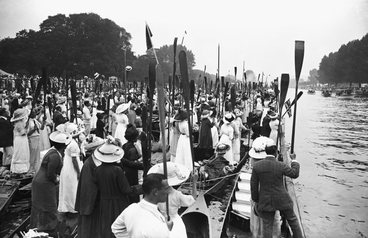 Expectant crowds line the bank at the Henley Royal Regatta for the visit of King George V in 1912.