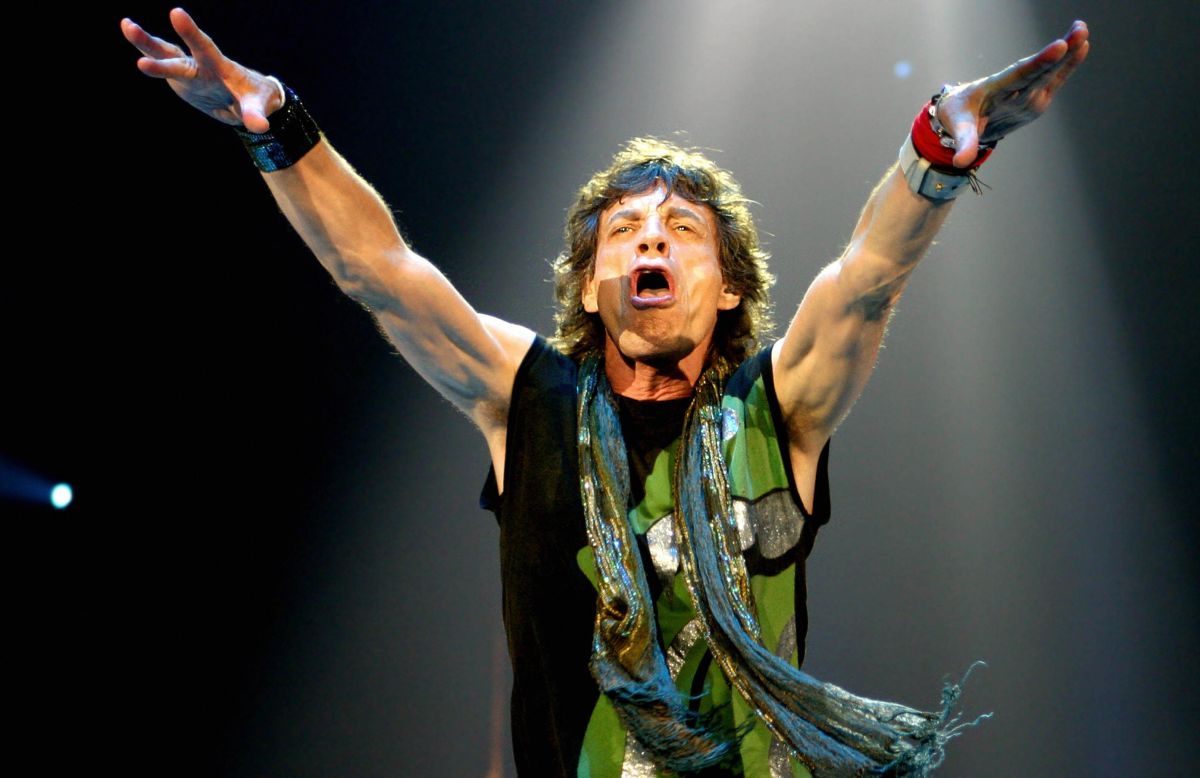 Jagger addresses the crowd during a show in Munich, Germany, in 2003.