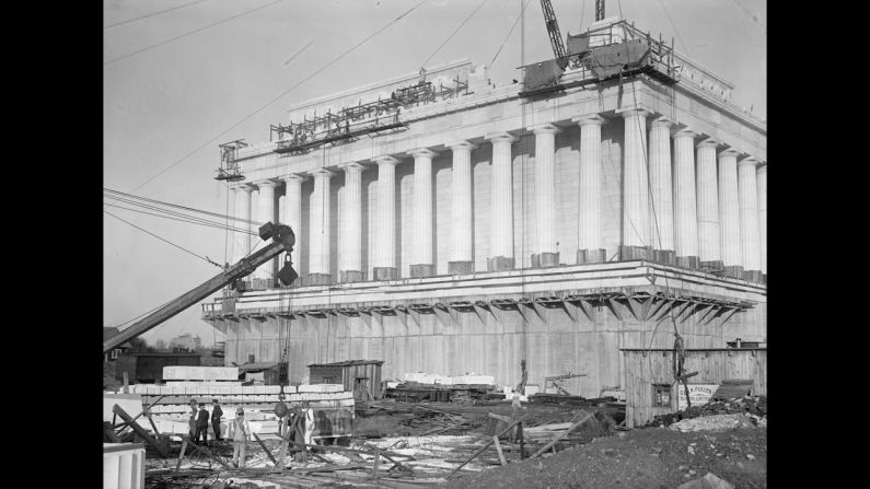Cranes lift blocks of marble to the top of the structure in 1914.