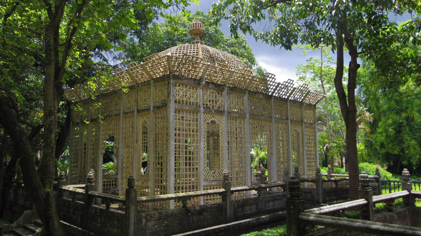 Li Garden owner Weili Xie built this pavilion shaped like a birdcage to entertain his second and favorite wife. (He had four.)