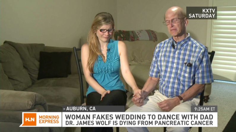 Con la ayuda solidaria de la comunidad de Auburn, en el estado de California, Rachel Wolf organizó la ceremonia con un único objetivo: poder bailar con su padre, afectado por un cáncer terminal.