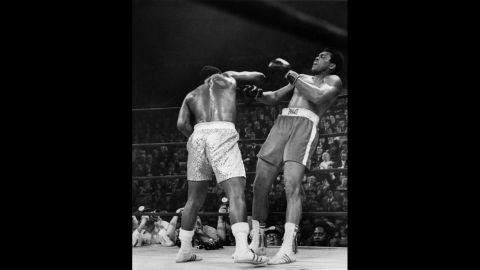 Joe Frazier defeats Muhammad Ali to keep his heavyweight boxing title  in March 1971.