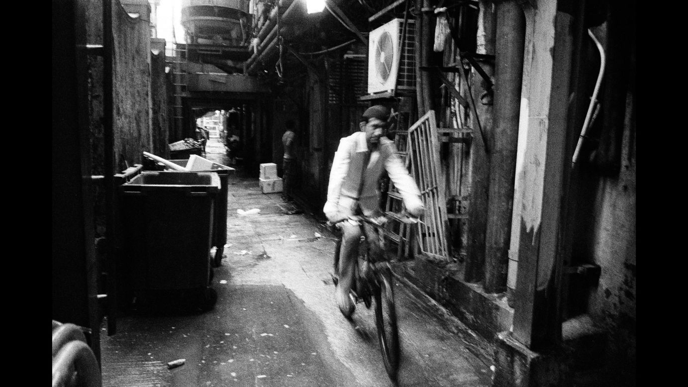The alleys encircling Chungking Mansions are lined with discarded items and trash, but also serve as gathering areas. According to Mathews, in years gone by the alleys were home to a whiskey stall, as well as "50 or so Nepalese heroin addicts." 