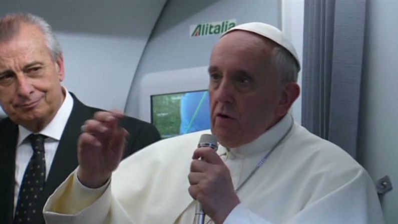En una amplia conferencia de prensa con periodistas durante su viaje de regreso a Italia, el papa Francisco dijo: "Cuando me encuentro con una persona gay, tengo que distinguir entre su ser gay y ser parte de un lobby. Si aceptan al Se?or y tienen buena voluntad, ?quién soy yo para juzgarlos? Ellos no deben ser marginados. La tendencia [a la homosexualidad] no es el problema ... ellos son nuestros hermanos". 