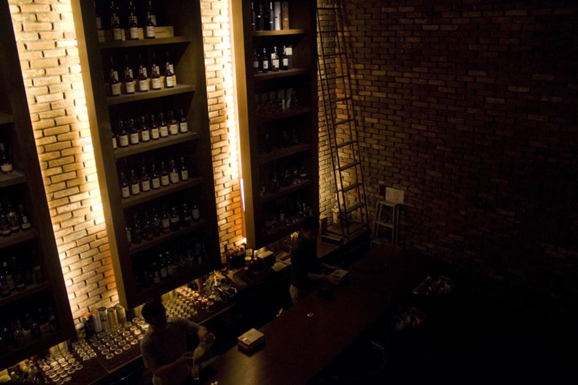 Vault +82 is the latest stellar single malt whiskey bar to open in Seoul. The bar offers complimentary shoeshine service and umbrellas. 
