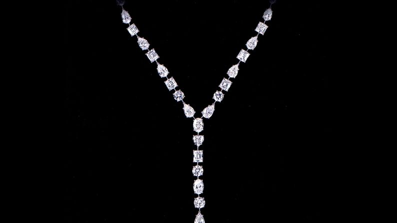 Wearing suits and in professional disguise makeup, two men stole 43 items worth $65 million in the middle of the day from Graff Jewelry Store in London in 2009. They threatened employees with handguns while collecting the merchandise, then drove off in a BMW. The two men were later arrested and jailed. Among the stolen items was this platinum diamond pendant hat.