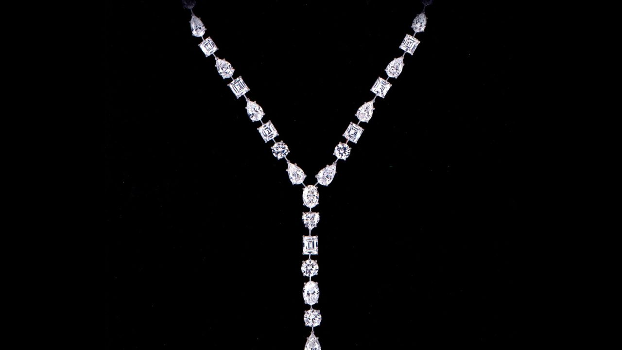 Wearing suits and in professional disguise makeup, two men stole 43 items worth $65 million in the middle of the day from Graff Jewelry Store in London in 2009. They threatened employees with handguns while collecting the merchandise, then drove off in a BMW. The two men were later arrested and jailed. Among the stolen items was this platinum diamond pendant hat.