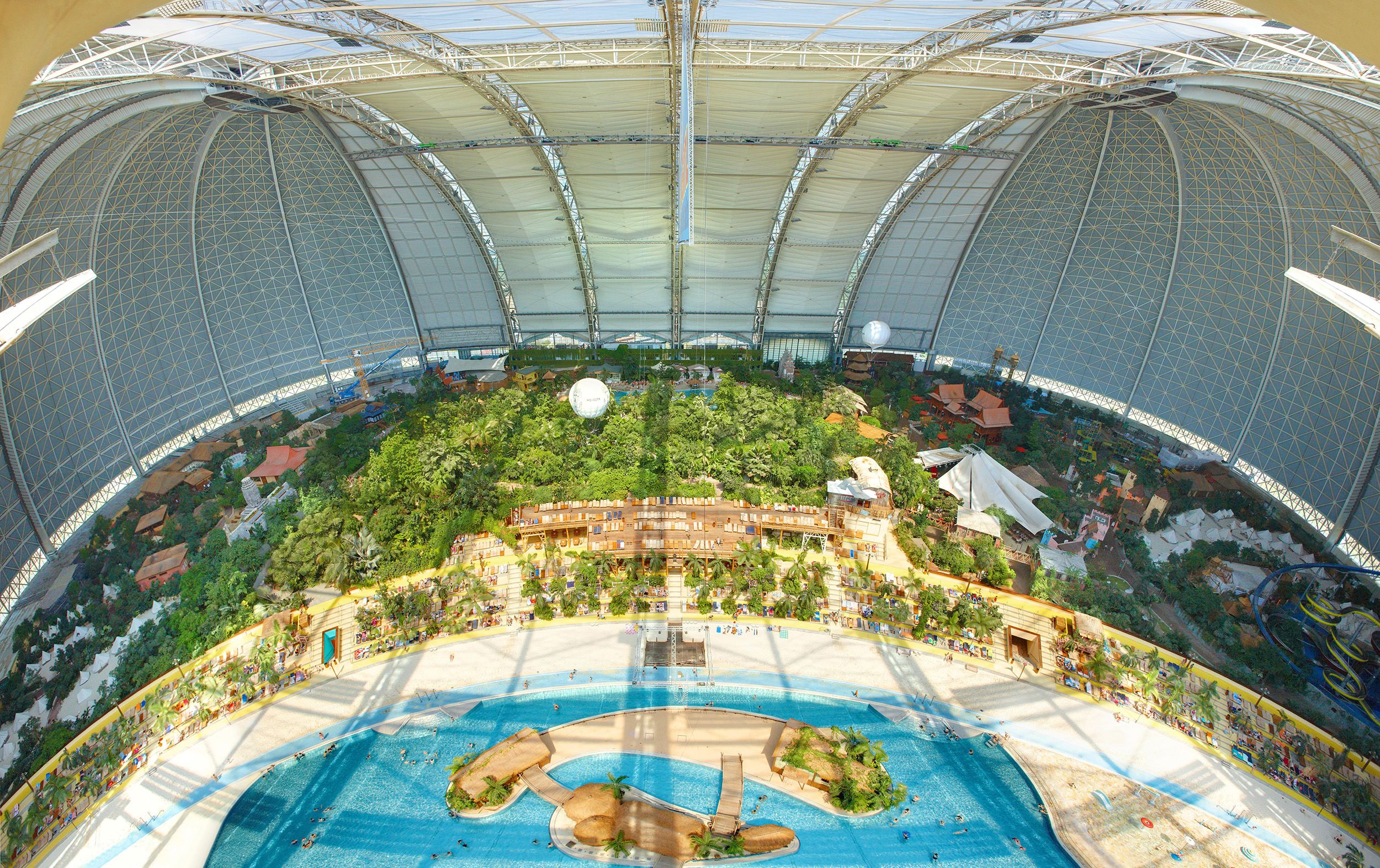 the biggest indoor water park in the world