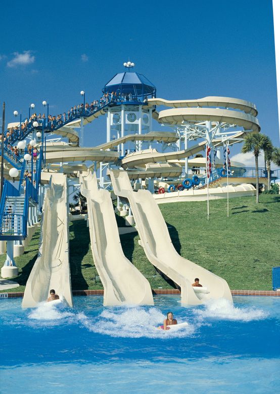 Wet 'n Wild has more multi-person rides than any other water park. Its wave pool measures 17,000 square feet (1,579 square meters). The Wake Zone offers wake boarding and paddle boarding. 