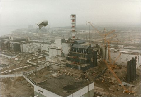 Three days after the explosion, on April 29, 1986, cranes are seen at the power plant. The disaster initially killed 32 people, but according to the United Nations, the explosion and fire that occurred affected, directly or indirectly, 9 million people because of the radioactive materials released into the atmosphere.