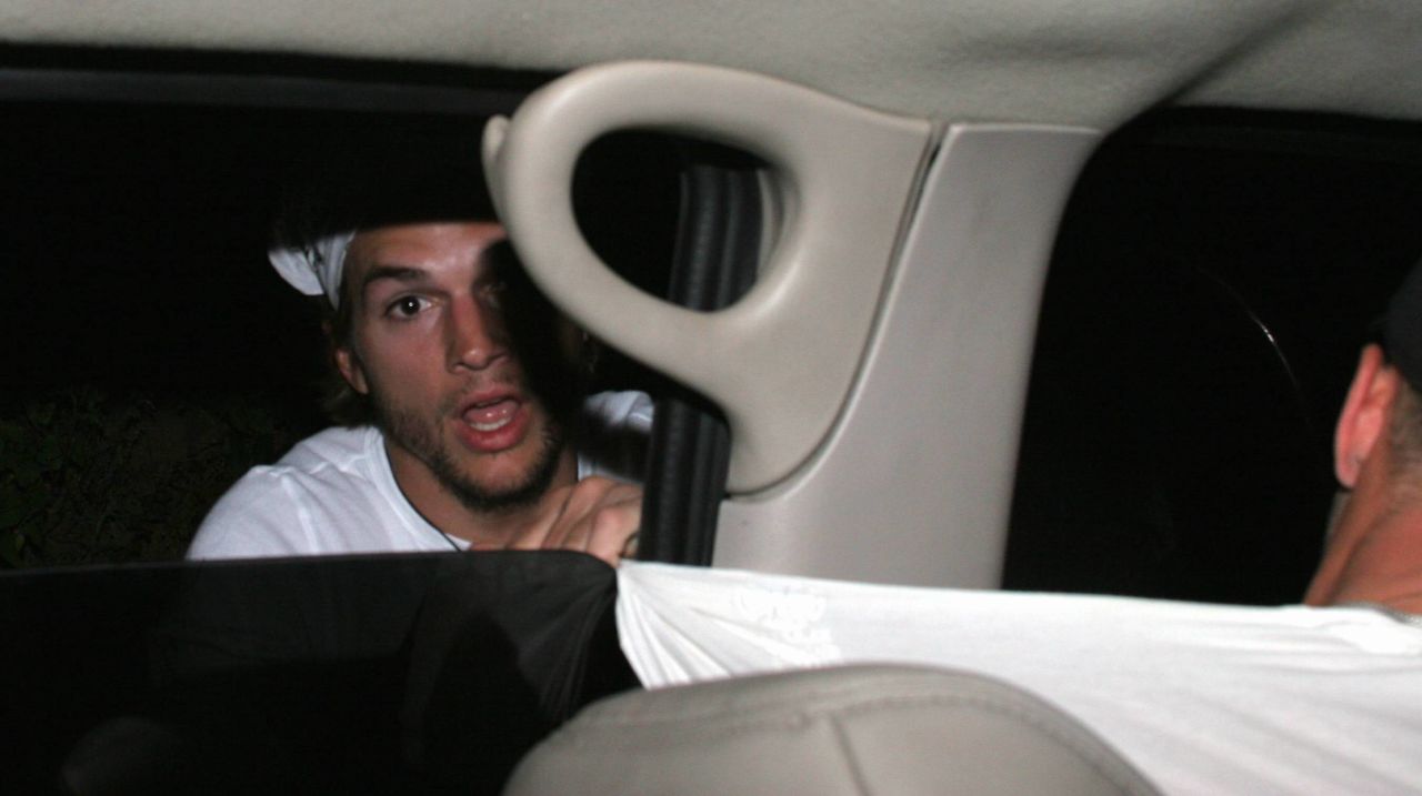 Ashton Kutcher tiene una larga historia con los paparazzi que comenzó en 2005, como se observa en esta imagen. El año pasado, por ejemplo, fue filmado empujando a un fotógrafo, aunque luego se detuvo para chequear que el hombre estuviera bien.