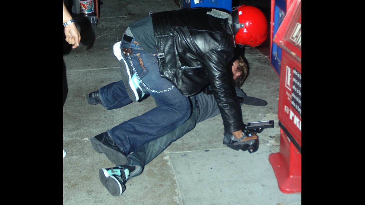 Gary Dourdan, exestrella de la serie "CSI", tiene una disputa con un paparazzo afuera de una discoteca de Los Ángeles en 2007. Según TMZ, el fotógrafo trabajaba para el sitio web y Dourdan reaccionó cuando el periodista apenas se le acercó.