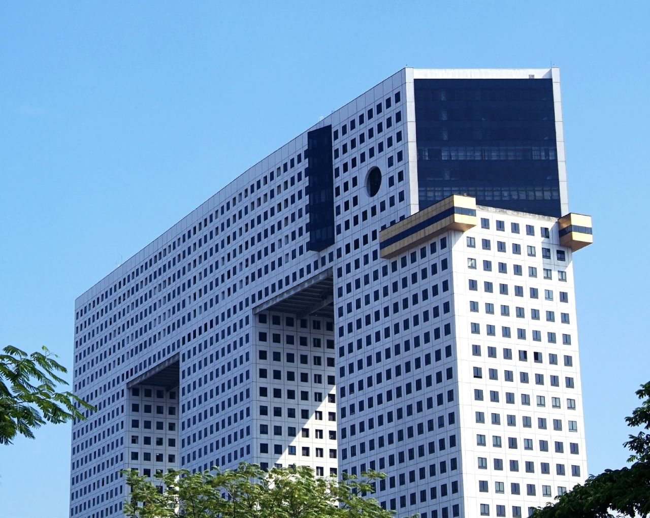 <strong>Height</strong>: 102 meters.<br /><strong>Cost to build</strong>: N/A.<br /><strong>Completion date</strong>: 1997. <br /><strong>Fast fact</strong>: The elephant is Thailand's national animal; it appeared on the national flag when the country was known as Siam.