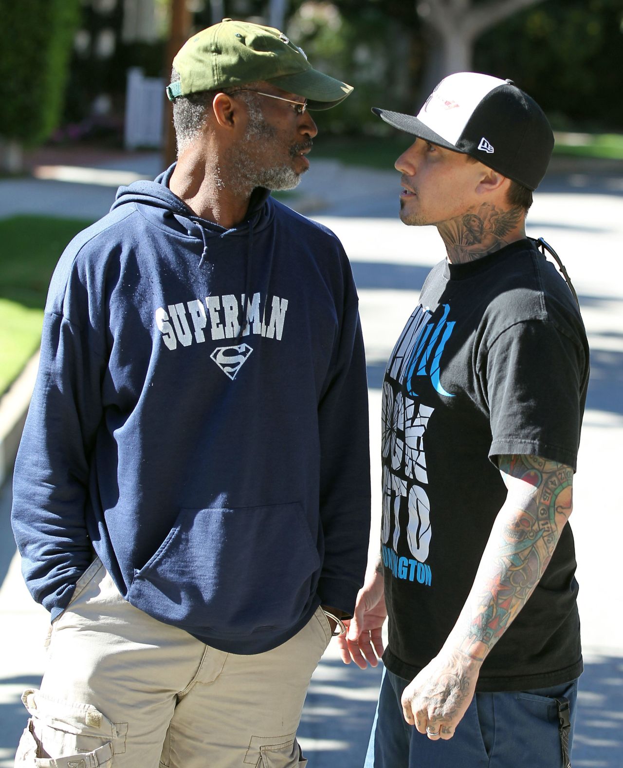 La cantante Pink y su esposo, Carey Hart, no siempre sonríen cuando se encuentran con un paparazzo. En enero de 2012, Hart se enfrentó con un camarógrafo después de que Pink les levantara el dedo mayor a varios paparazzi. Este año, Hart volvió a chocar con un fotógrafo.