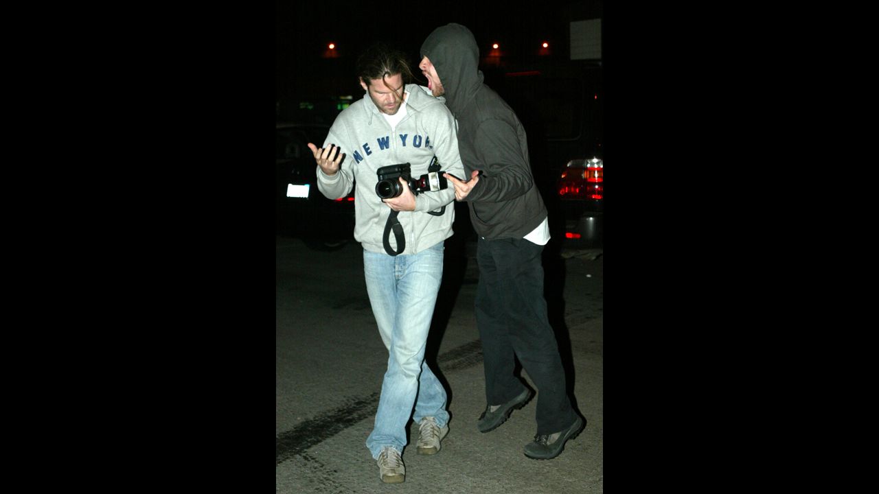 Chris Martin, líder del grupo Coldplay, fue filmado cuando se enfrentó con un paparazzo en Nueva York en 2008. El músico salía de un hospital junto a su esposa, la actriz Gwyneth Paltrow.