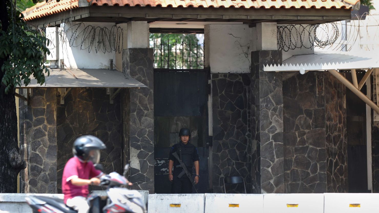 An Indonesian policeman outside the US embassy in Jakarta on August 4, 2013. Interpol issued a global security alert after jailbreaks linked to Al-Qaeda freed hundreds of militants.