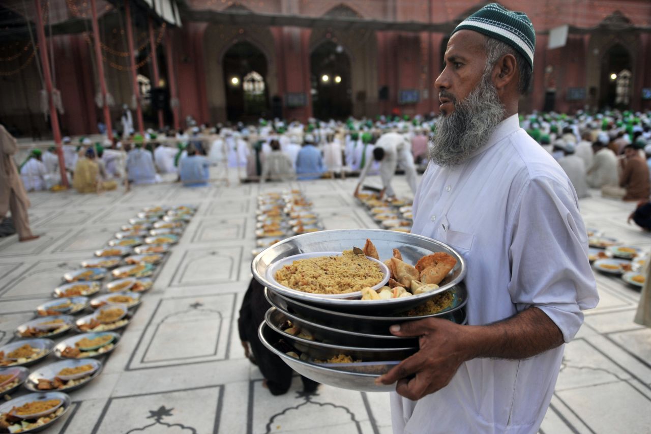 After the sweet noodle breakfast at home Aktar Islam and his family usually head to the mosque for prayer. Some mosques -- such as this one in Karachi, Pakistan -- will arrange big communal meals where worshippers will break the fast together. 