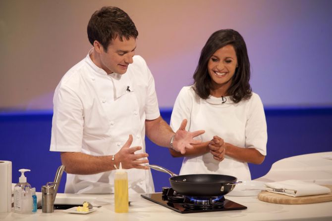 Chef Richard McGeown fried the stem cell burger with sunflower oil and butter and remarked that it looked slightly paler than a traditional burger.