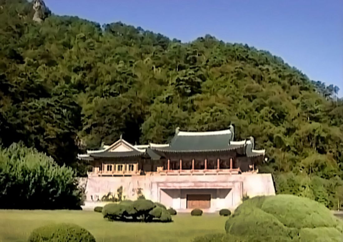 El exterior de la Casa de Exhibiciones de la Amistad Internacional en Hyangsan no da señales de contener una colección de tesoros.