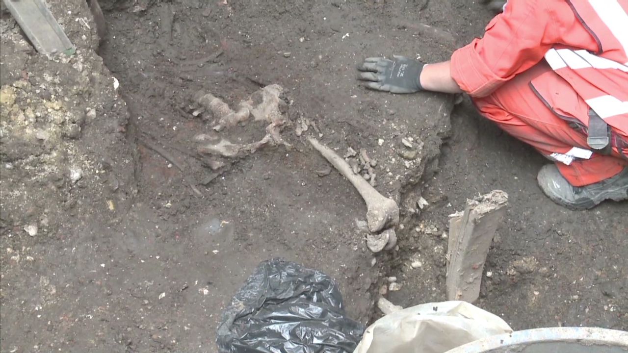 pkg uk plague victims_00001719.jpg