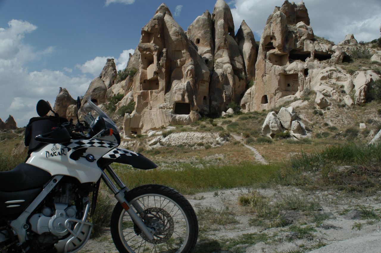 This route of nearly 3,000 kilometers takes in Cappadocia's troglodyte houses, ancient Roman and Byzantine ruins and the beauty of the Black Sea and Taurus Mountains.