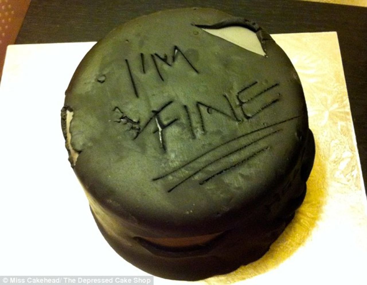 "Estoy bien", dice la superficie maltratada, con cicatrices de la torta de Britt Whyatt.