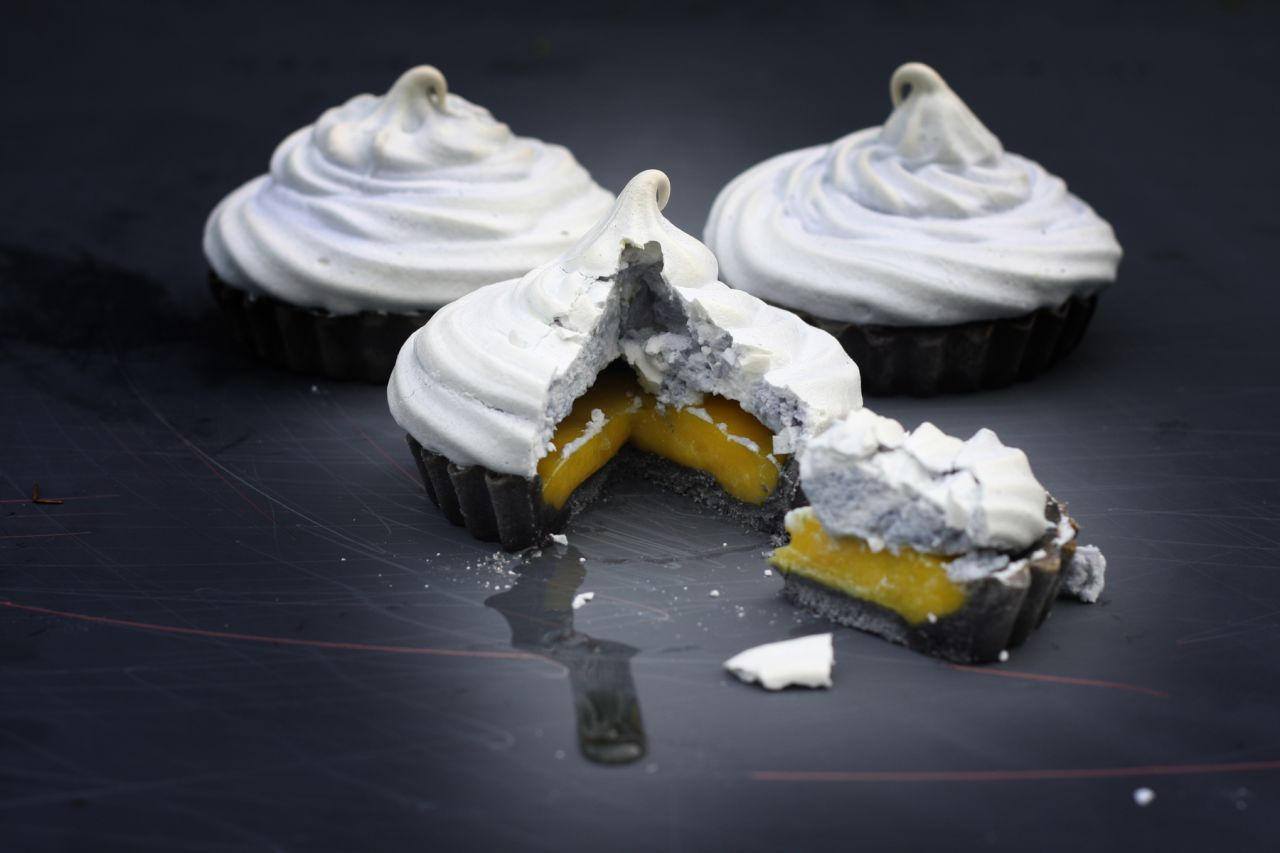 Los merengues grises de Miss Insomnia Tulip revelaron una dulce sorpresa en su interior.