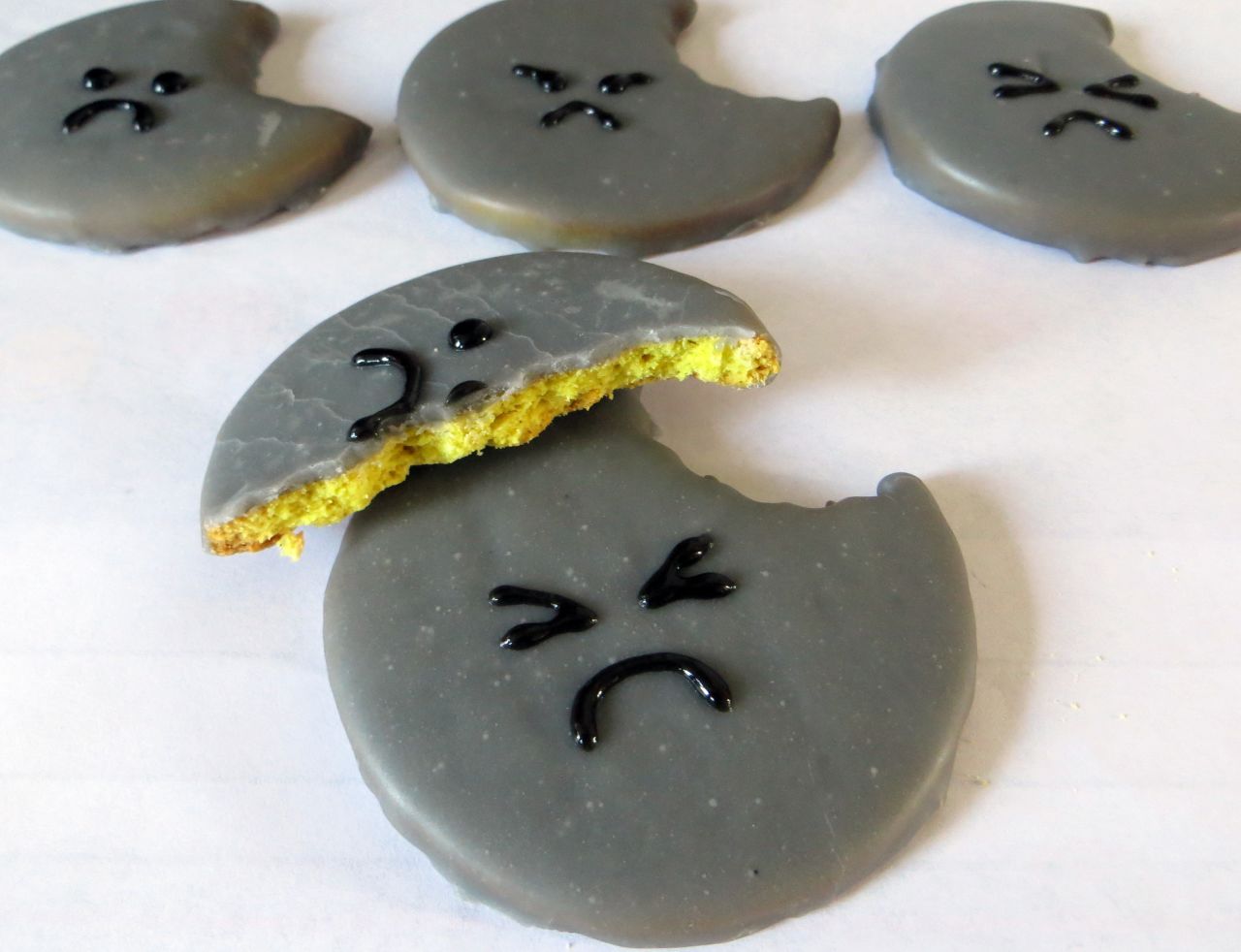 "La vida se llevó un pedazo de mí", es el mensaje de estas galletas hechas por Laura Fortune.