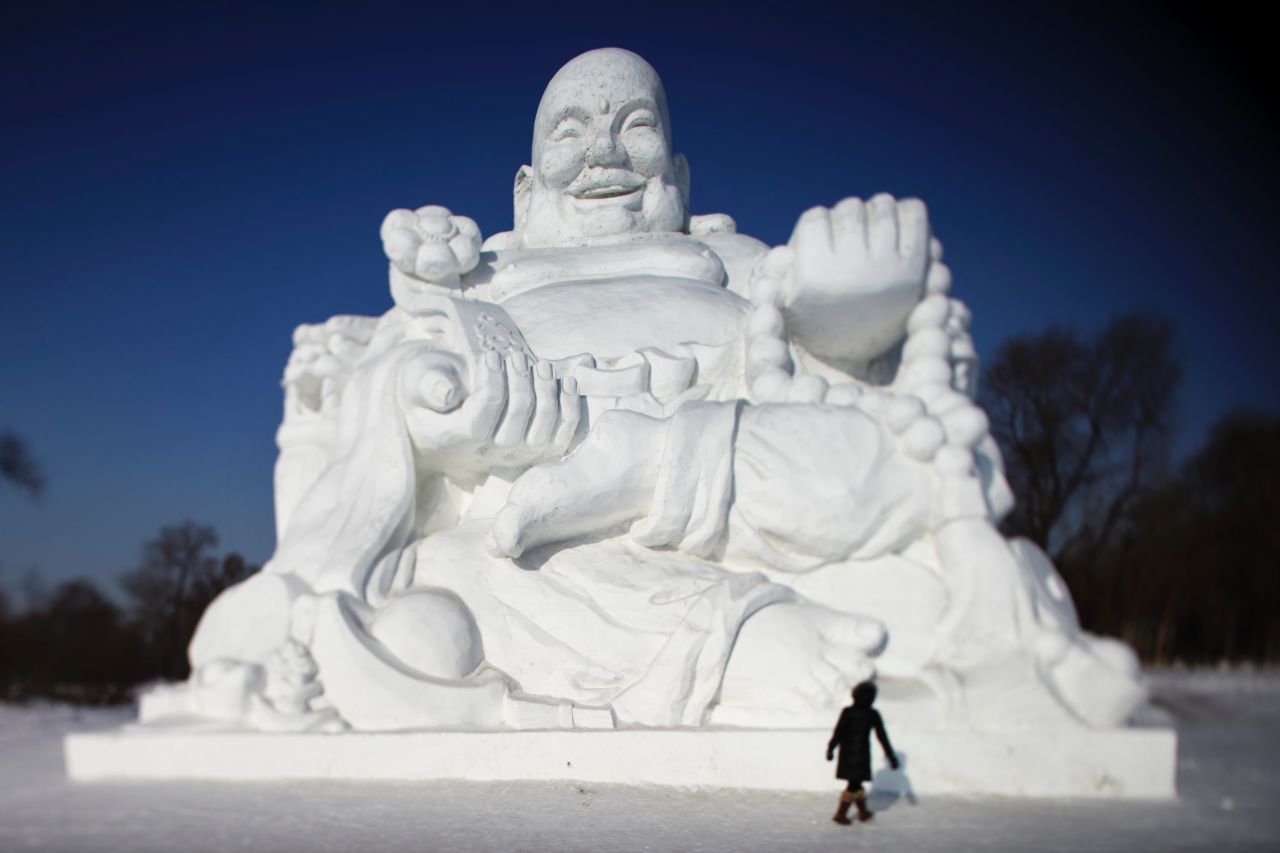 Los escultores de hielo y nieve esculpen bellas creaciones todos los años en el Festival Internacional de Hielo y Nieve de Harbin, en Harbin, China. 