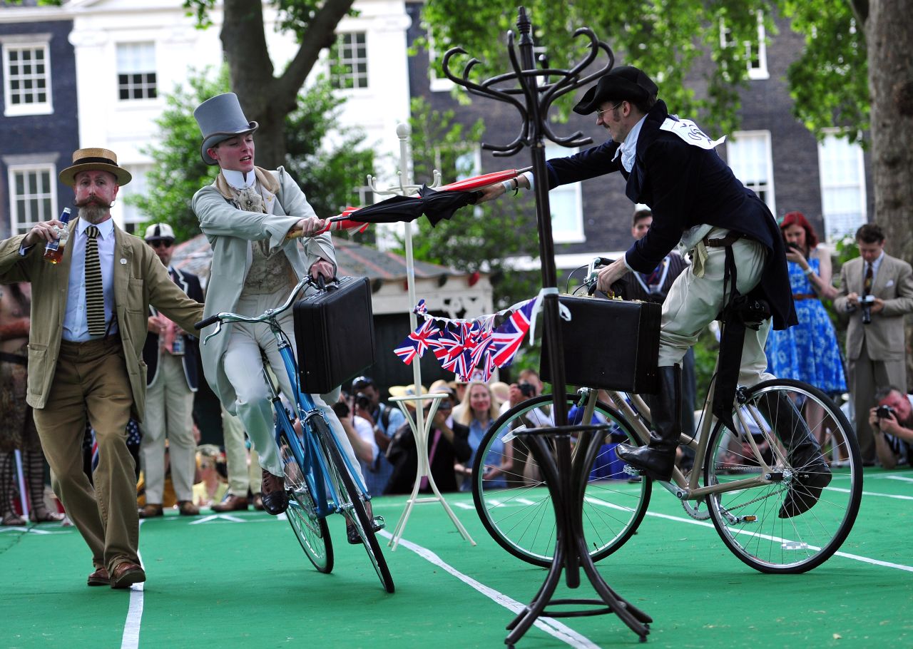 Los británicos parodian sus días de gloria en la llamada "Chap Olympiad", una competencia deportiva ficticia realizada en Londres.