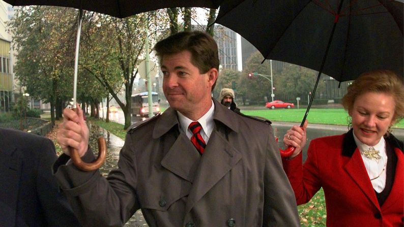 Prosecuting attorney Steven Laphan, center, arrives at federal court in Sacramento in November 1997, for the second day of jury selection in the trial of Kaczynski.