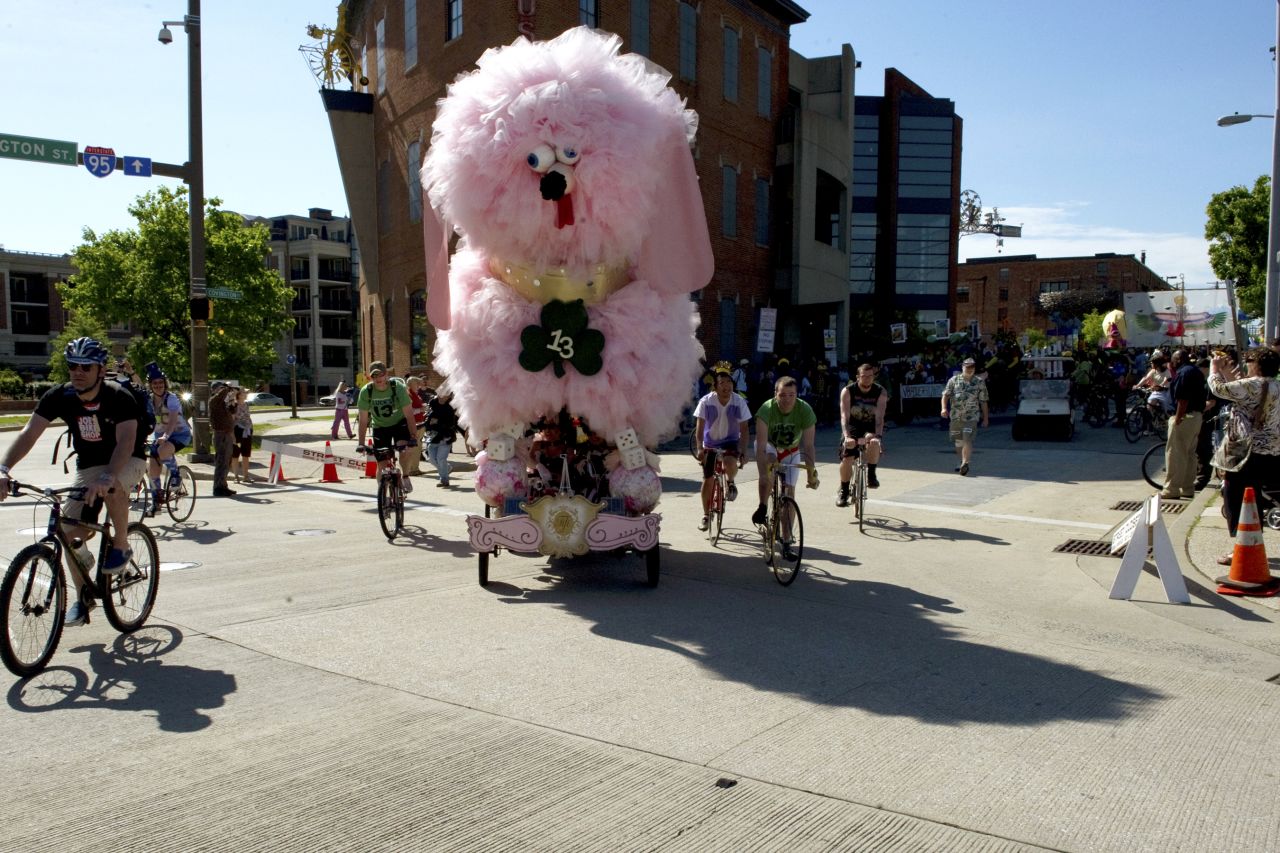 En la Carrera de Esculturas Cinéticas de Baltimore, en Maryland, compiten obras de arte impulsadas por humanos capaces de desplazarse por tierra, barro y agua.