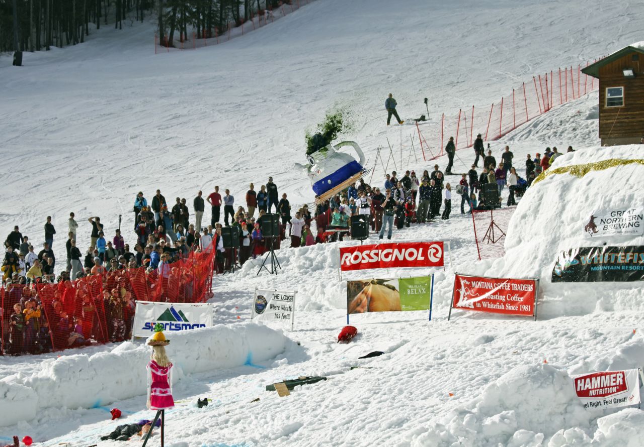 Los trabajadores del Whitefish Mountain Resort en Montana se alocan al final de la temporada de esquí y celebran una competencia en la que lanzan muñecos caseros sobre esquís montaña abajo.