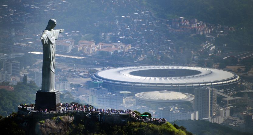 Vista aérea de del Cristo Redentor sobre el cerro de Corcovado y del estadio Maracaná en Río de Janeiro, Brasil. El famoso estadio será el lugar de la final de la Copa del Mundo el 13 de julio.