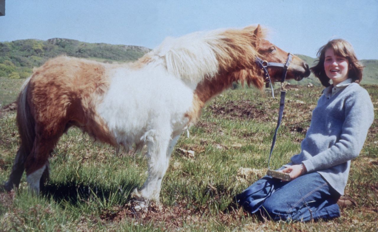 Diana, a los 14 años, es "besada" por su pony, Scuffle, en 1974.