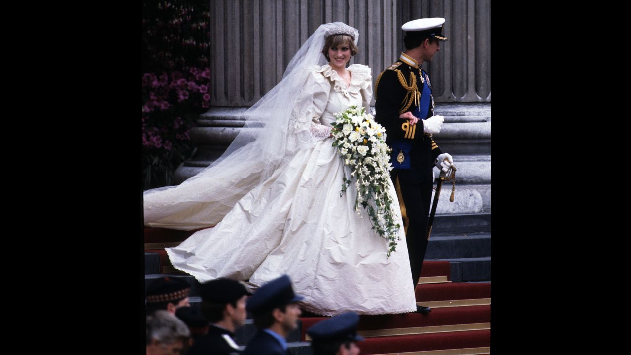 Diana y Carlos se casaron el 29 de julio de 1981. La princesa, vestida con un vestido de novia de Emanuel, deja la catedral de St. Paul con su esposo.