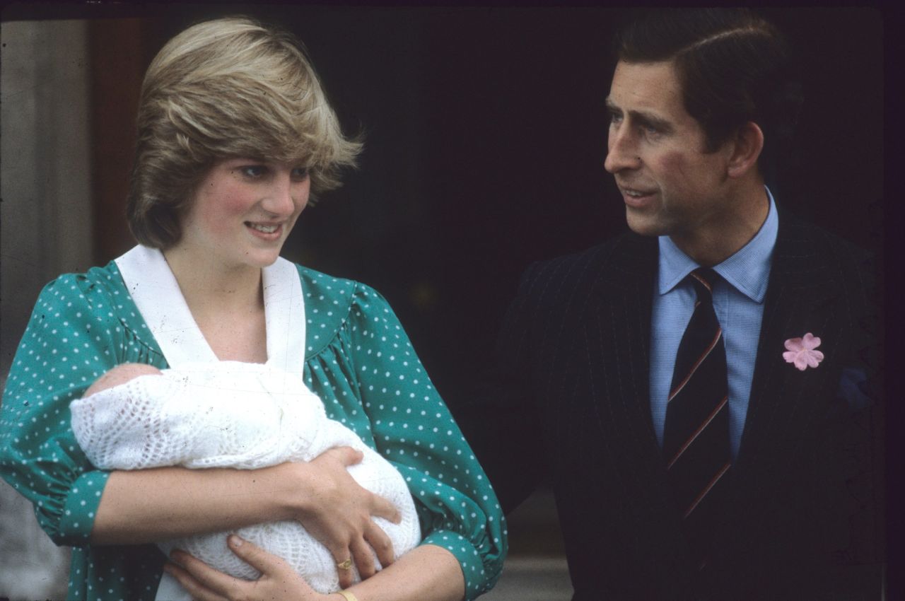 Diana y Carlos salen del Hospital St. Mary después del nacimiento de su primer hijo, el príncipe Guillermo, el 22 de julio de 1982, en Londres.