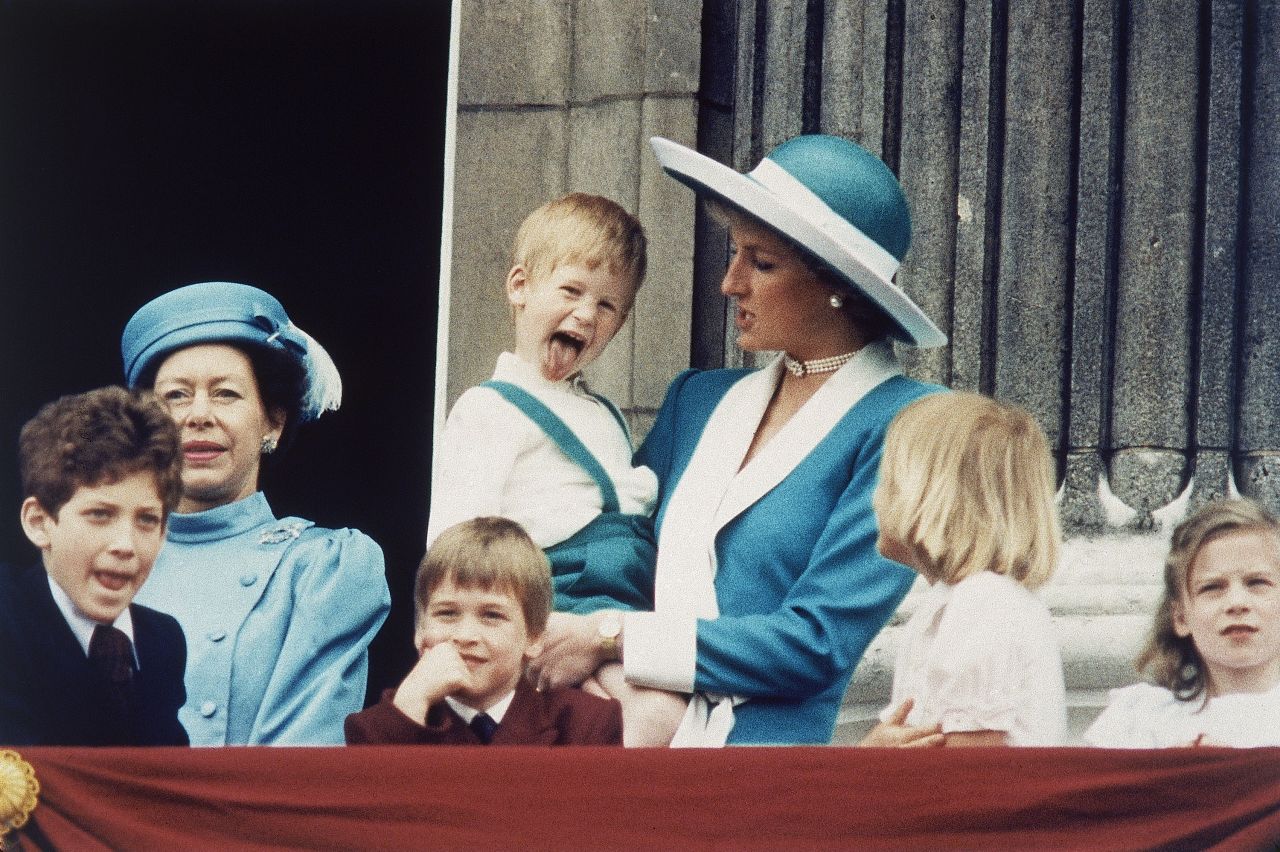 El príncipe Harry (Enrique) muestra un poco de su personalidad, que no parece complacer a su madre, el 11 de junio de 1988, en el balcón del Palacio de Buckingham.